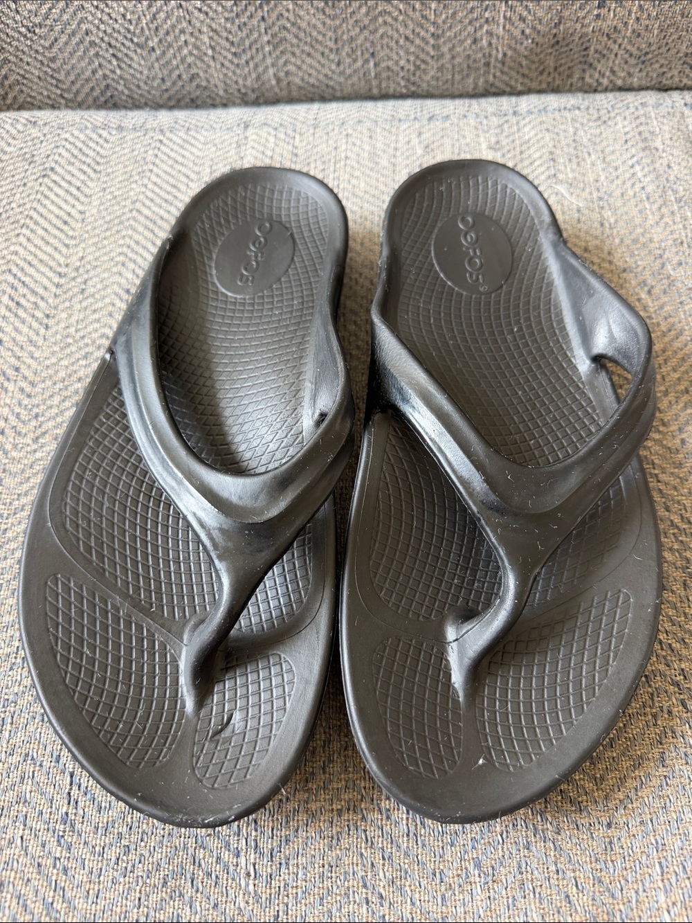 OOFOS OOlala Luxe Sandals Womens Black Recovery Thong Flip Flop Comfort Size: 7